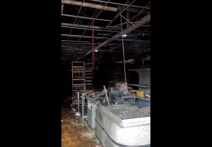 Así quedó el interior del minisúper consumido por las llamas, ubicado en Pacora.