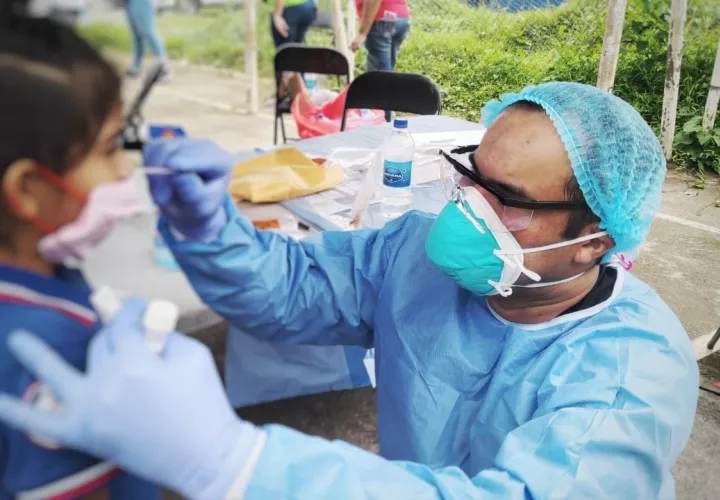 A los menores de edad también se les realiza la prueba de hisopado.