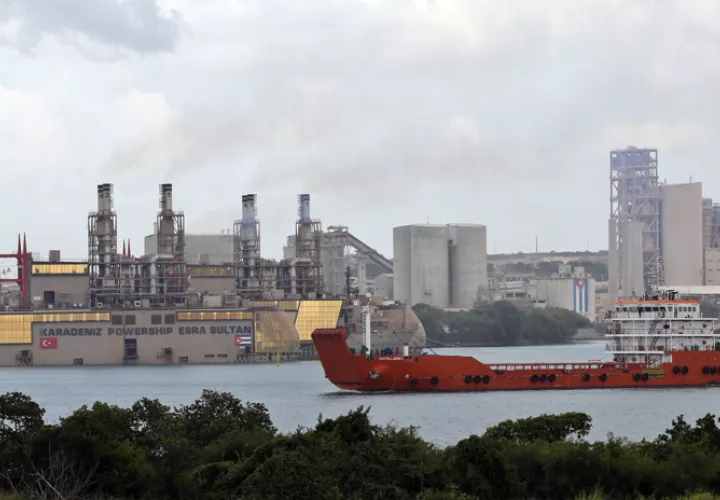 Barco frente a una planta de energía flotante en el puerto de Mariel, oeste de La Habana. EFE