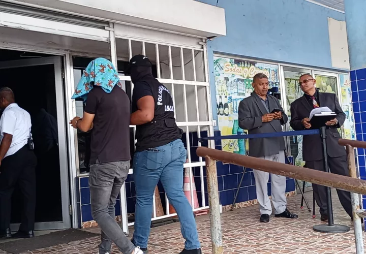 Uno de los indicios llegó a la audiencia utilizando un suéter azul con el logo de la CSS.