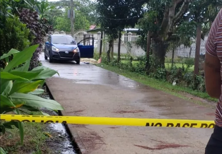 El cadáver quedó a un lado del vehículo. Foto: @noticiadeleste