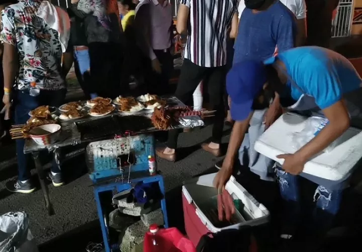 Los propietarios de estos locales de venta fueron citados.