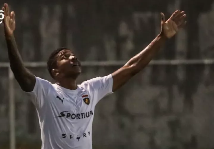 El atacante Ricardo Clarke marcó el primer gol de los placinos anoche. Foto: LPF