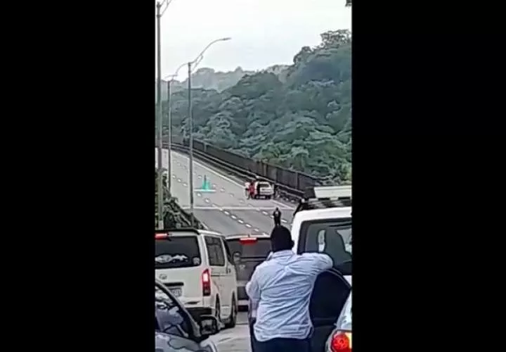 La tránsito por la vía del Puente Centenario estuvo detenido por una media hora.