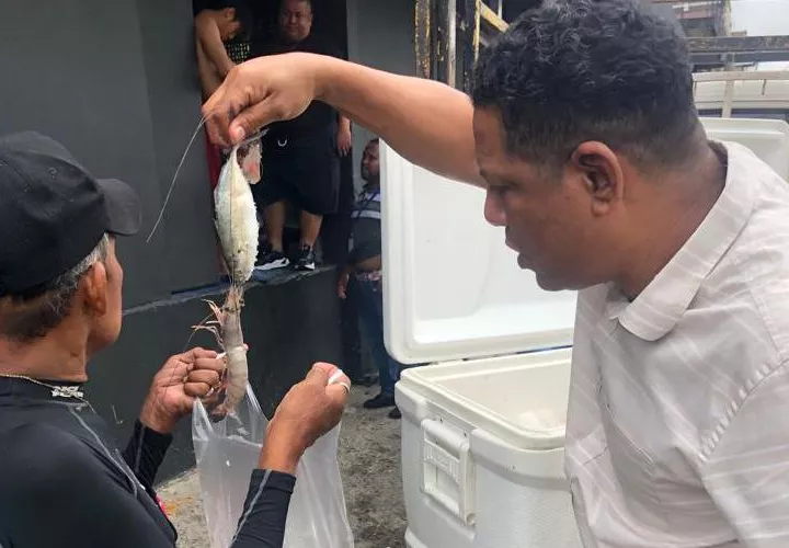 El presidente de la Afebox, Gerardo Murillo, durante la entrega de productos del mar.  Foto: Cortesía