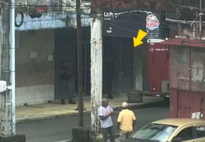 Seguridad lanzó bolsa de dinero fuera de la sede de la Lotería Nacional de Colón.