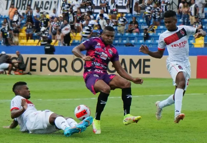 Tauro y Sporting tuvieron un duelo muy parejo en Penonomé. Foto: Sporting SM