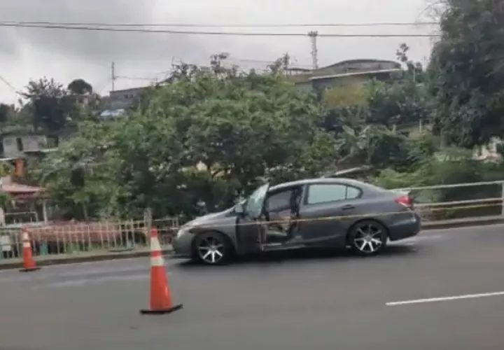 El vehículo de las víctimas quedó en media vía.