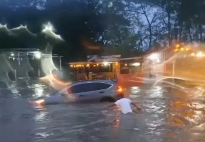 La lluvia causó el desbordamiento del Río David, conocido como Risacua.