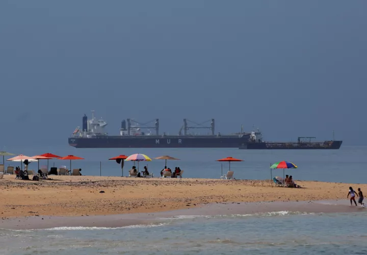 uristas disfrutan de una playa en la isla de Taboga (Panama), en una fotografía de archivo. EFE