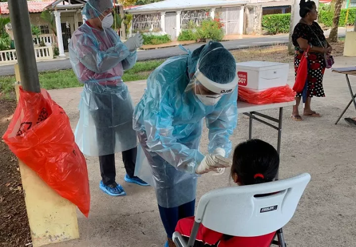Equipos de Respuesta Rápida, realizan pruebas de hisopado a residentes de la comunidad de Finca #4, Bocas del Toro.