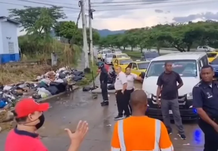El cierre ocasionó un enorme tranque vehicular.