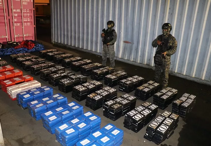 La droga estaba oculta dentro de un contenedor que era transportado en una embracación