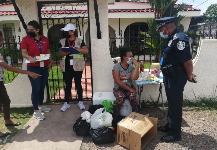 Entre los productos decomisados figura ensalada de mangos con diferentes tipos de compuestos dañinos para la salud de los estudiantes.