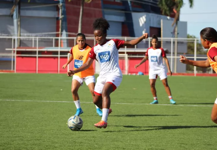 La “sele” femenina se entrenó en el “Cascarita” Tapia. Foto: Fepafut