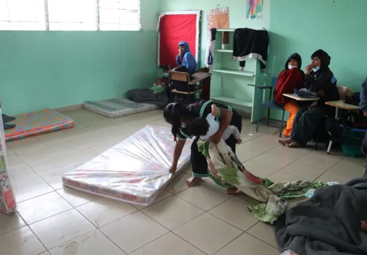 La Fuerza de Tarea Conjunta distribuye colchones en la Escuela Paso Ancho que alberga a unas  200 personas que fueron evacuadas de las comunidades de Paso Ancho y Bambito, distrito de Tierras Altas  por prevención.