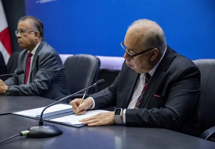 Gobierno Nacional cumple con extrabajadores bananeros y firma finiquito para cancelar deuda de la cuota obrero patronal