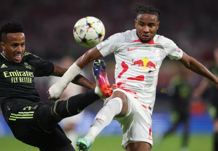 Nkunku, del RB Leipzig, es marcado por Eder Militao. /EFE