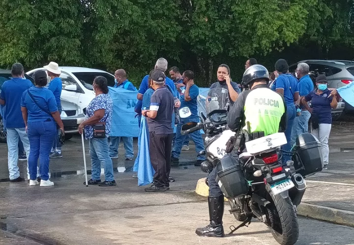 Protesta de los funcionarios de la Policlínica Horacio Díaz Gómez de Santiago.