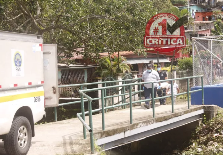 Peritos de Criminalística y el Imelcf realizaron la diligencia de levantamietno del cadáver. Foto: Landro Ortiz