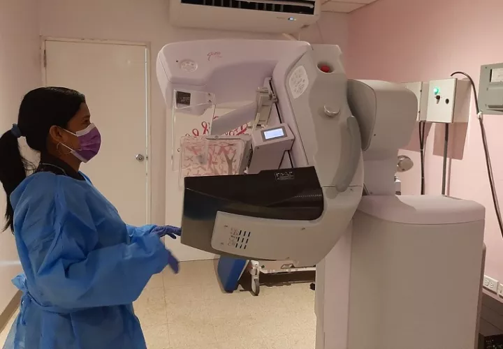 La mujeres mayores de 40 años deben solicitar su examen de mamografía.