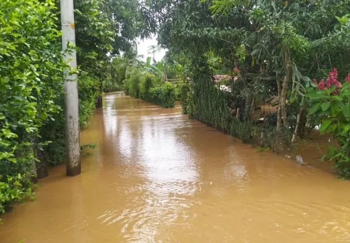 La fuerte creciente de agua rebasó el puente sobre el río La Villa.