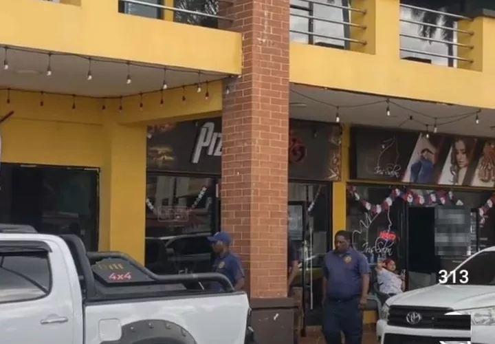 El local comercial fue evacuado. Foto: Delfia Cortez