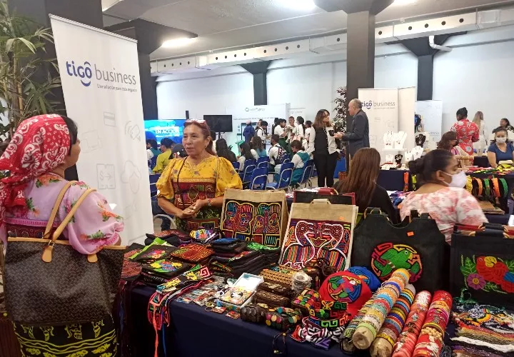 Emprendedores exhiben sus negocios en la SGE. Foto / Ana Quinchoa. 