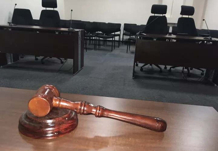 Este proceso penal inició tras una denuncia interpuesta en 2017 por la pérdida de cheques correspondientes a pagos de salarios de colaboradores del programa Techos de Esperanza.