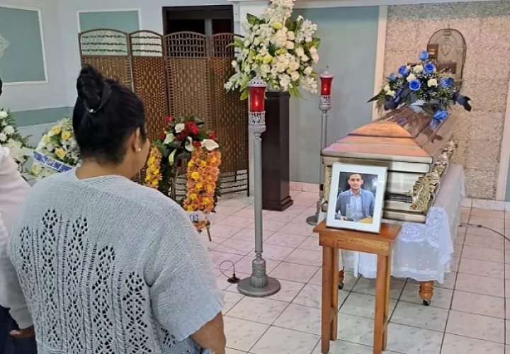 El médico chiricano, José Luis Santamaría, fue despedido en la Catedral de San José de David, 