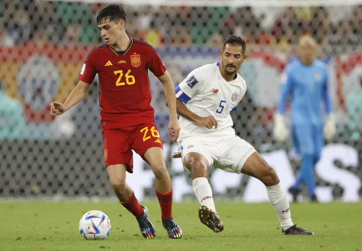 Pedri (i) de España disputa un balón con Celso Borges de Costa Rica. /Foto: EFE