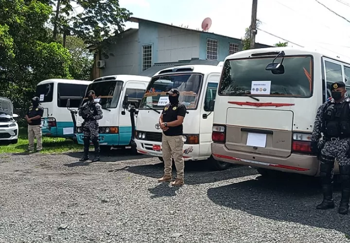 Los vehículos (5 coaster y 2 sedanes), fueron ubicados entre los distritos de La Chorrera y Arraiján.