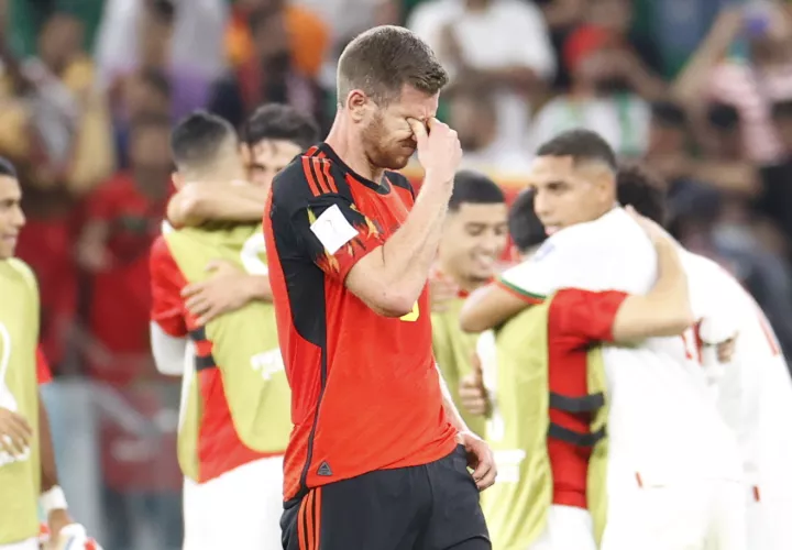 Jan Vertonghen, de Bélgica, se lamenta tras la derrota./ EFE