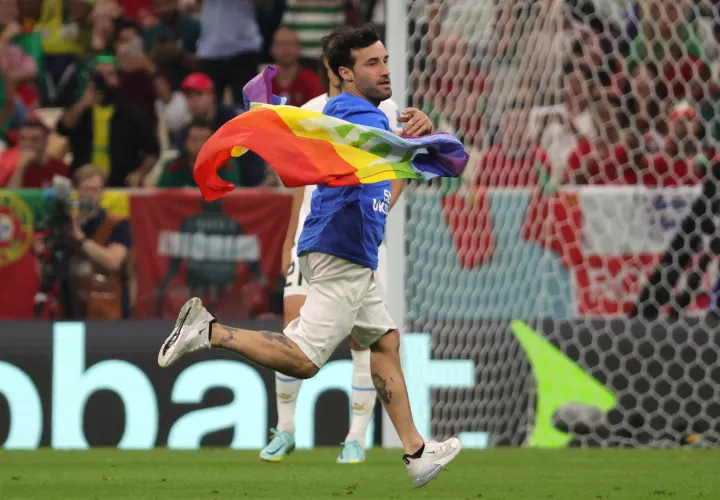 Mario Ferri es el nombre del aficionado que saltó a la cancha. /EFE