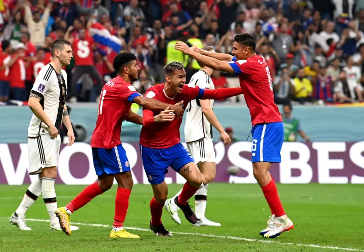 Juan Pablo Vargas (C) marcó para Costa Rica. /Foto: EFE