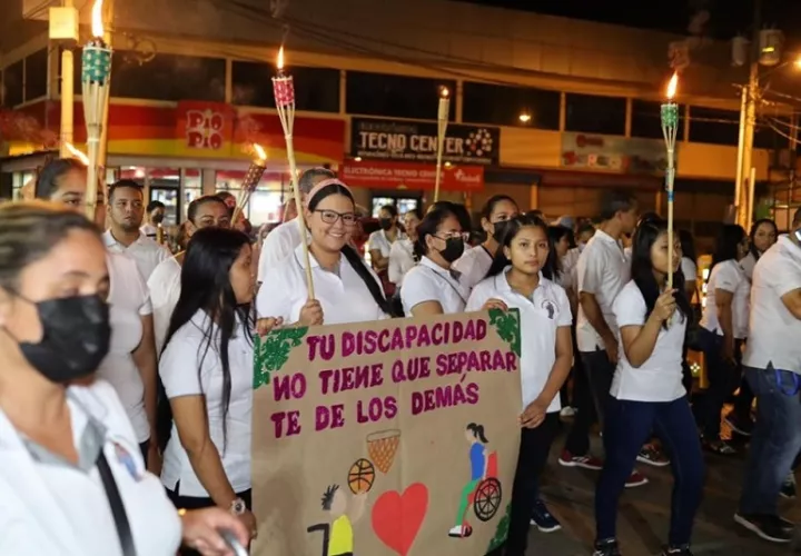 Herreranos conmemoran el Día Internacional de las Personas con Discapacidad, con un desfile con antorchas.