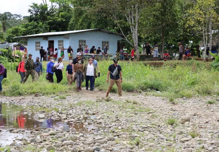 La nueva embajada de Estados Unidos en Panamá, Mari Carmen Aponte, visitó las zonas de la provincia fronteriza del Darién a donde llegan los migrantes irregulares tras atravesar la peligrosa selva homónima.