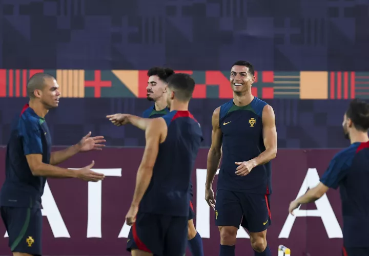 Cristiano Ronaldo (d) durante los entrenamientos. /Foto: EFE