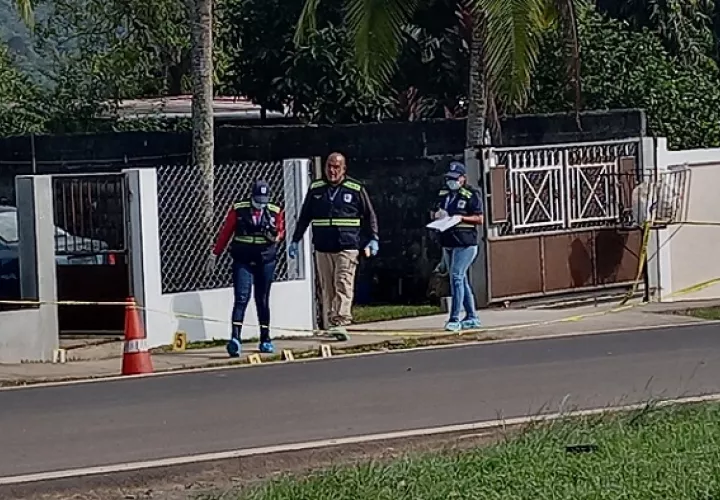 Vista frontal de la escena del crimen de César Avilés.