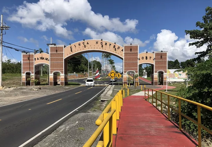 Así lucía la entrada de la Cinta Norteña. Actualmente la pintura está sucia y se le han caído pedazos por falta de mantenimiento. Foto: Luis Barría
