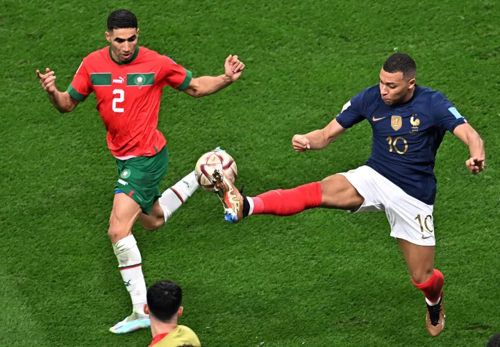 Kylian Mbappé es marcado por Hakimi. /EFE