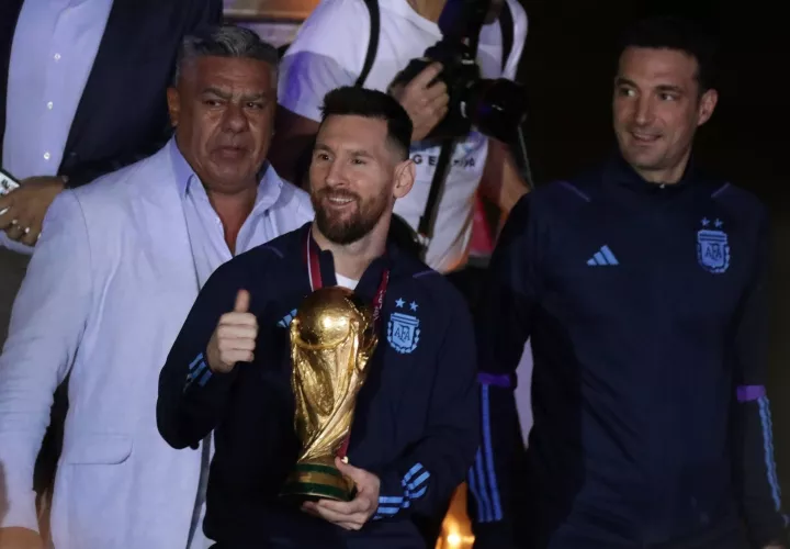 Lionel Messi llegó a Buenos Aires con la Copa del Mundo. Foto: EFE