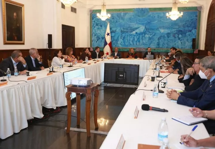  También discutió el Decreto Ejecutivo que modifica el arancel nacional de importación para favorecer la compra de medicamentos para enfermedades crónicas. 