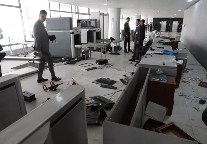 Fotografía que muestra los destrozos en el Palacio de Planalto luego de que manifestantes bolsonaristas se tomaran en la víspera la Plaza de los Tres Poderes para invadir los edificios gubernamentales, en Brasilia (Brasil). EFE