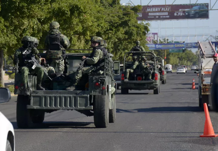  Miembros del Ejército mexicano patrullaron un día después de los enfrentamientos de las Fuerzas Federales con grupos armados tras la detención de Ovidio Guzmán. EFE