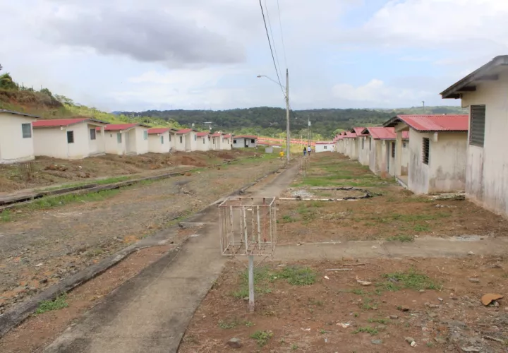 La construcción del residencial de 350 viviendas comenzó en agosto del 2013 y debió ser culminada en agosto del año 2015.