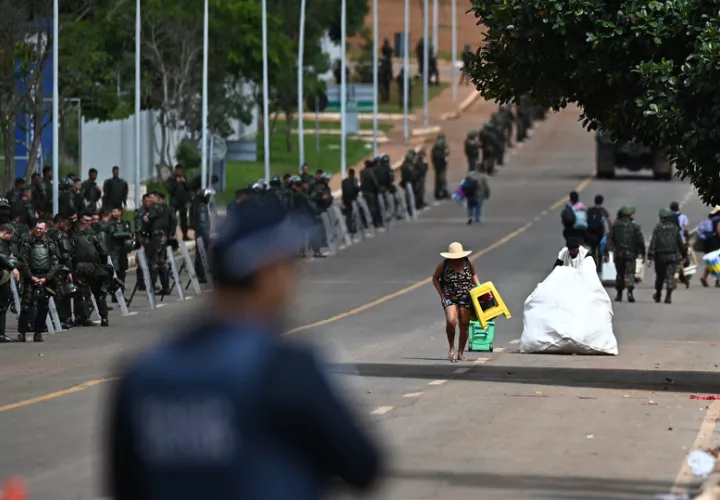 Seguidores del expresidente Jair Bolsonaro salen de las tiendas de campaña en un campamento, hoy, frente al Cuartel General del Ejército, en Brasília (Brasil). EFE / Archivo