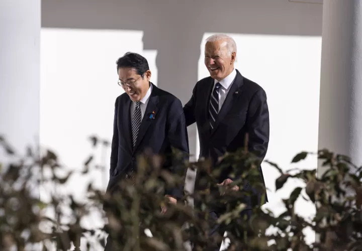 El presidente de EE.UU., Joe Biden (d), y el primer ministro de Japón, Kishida Fumio (i) se reúnen en la Casa Blanca, en Washington, este 13 de enero de 2023. EFE