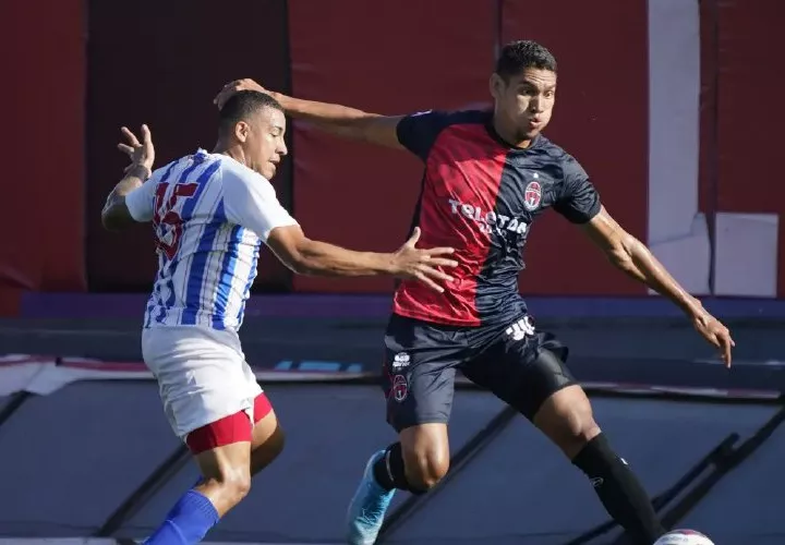 Valentín Pimentel (d) retorna al once del Sporting tras recuperarse de su lesión.