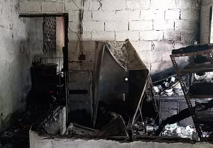 Los propietarios aseguran que el fuego fue originado por afectaciones al sistema eléctrico de la vivienda, causadas por las frecuentes fluctuaciones de energía. 